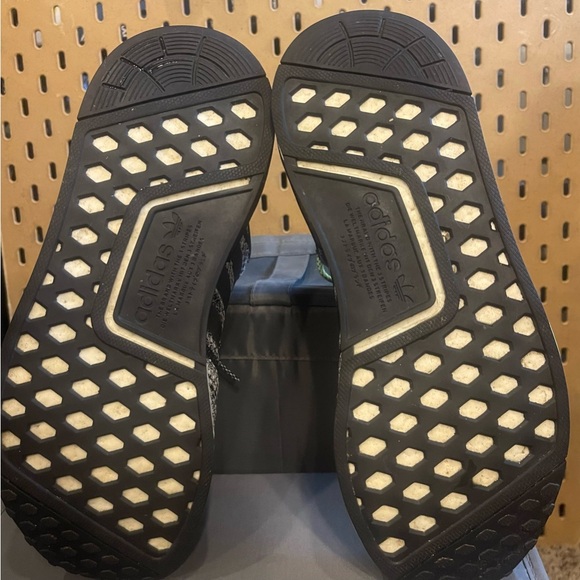 Men’s size 9, Adidas, NMD R1 - Picture 2 of 6